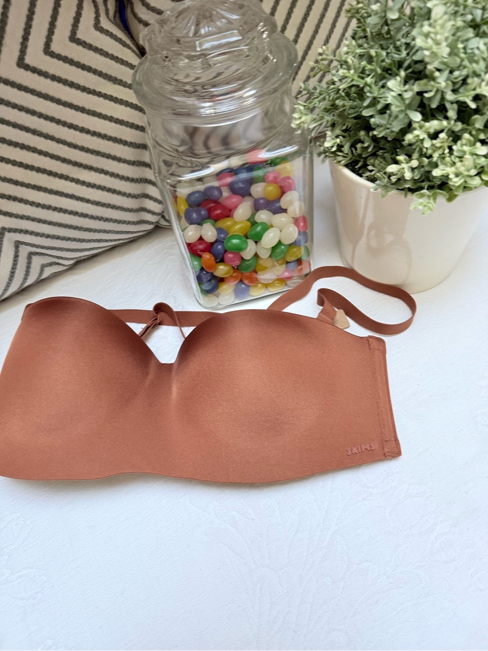 SKIMS Wireless Strapless Bra - 34D Bronze - Picture 6 of 10